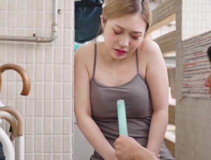 Bố chồng nịnh bảy con dâu khi chồng không có nhà