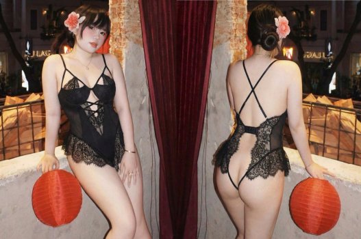 Nguyên nay em thử bộ đồ mới, xem anh thích không?