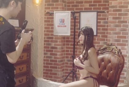 Nữ idol siêu nóng bỏng khoe thân hình hoàn hảo và chàng photographer may mắn